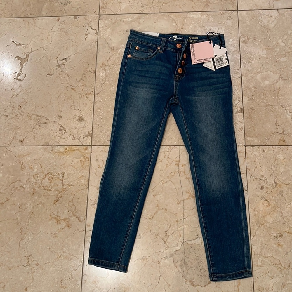NEW SKINNY JEANS by the brand 7 for all mankind. In the color navy blue.